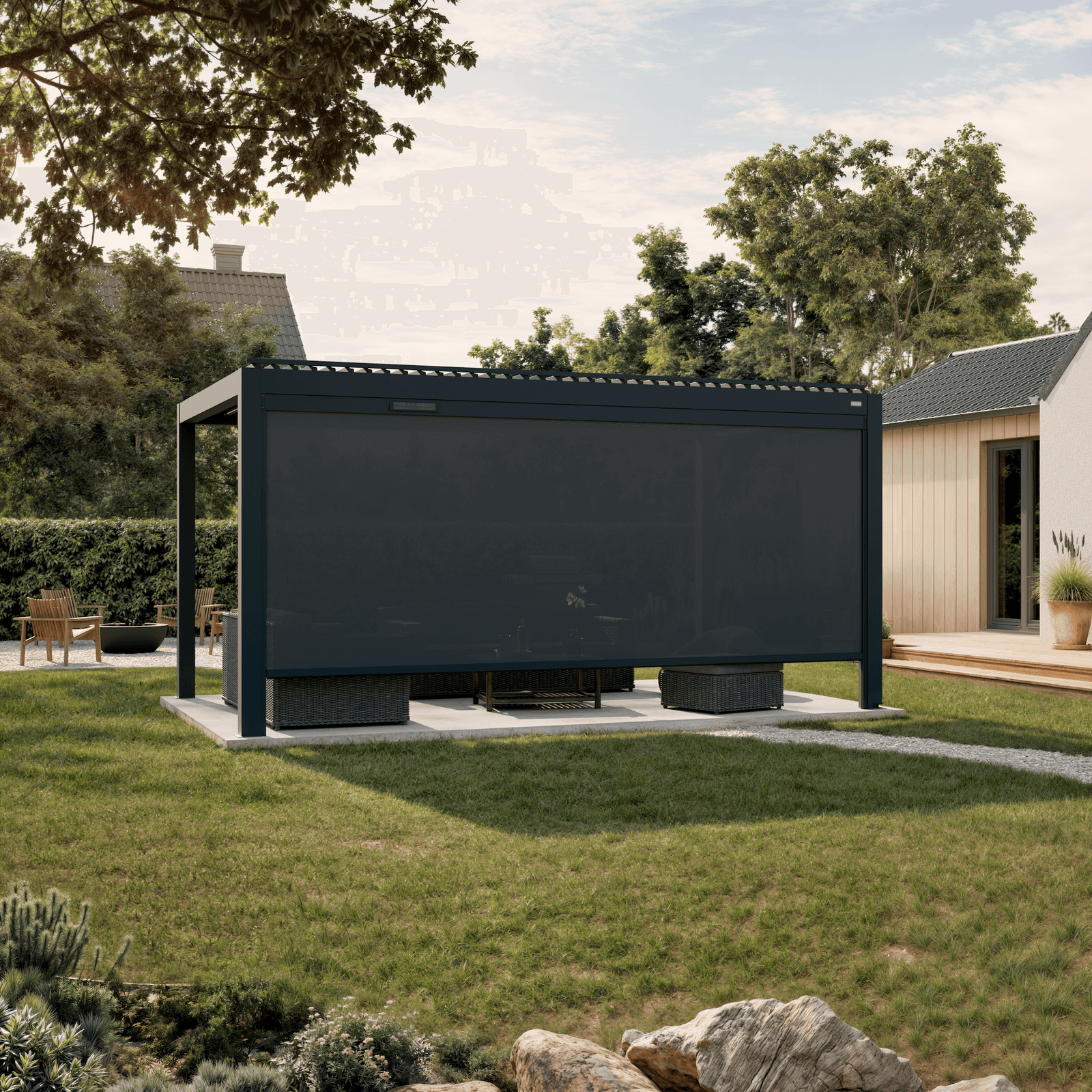 Solar retractable side screen, 16' in anthracite, on an aluminum pergola