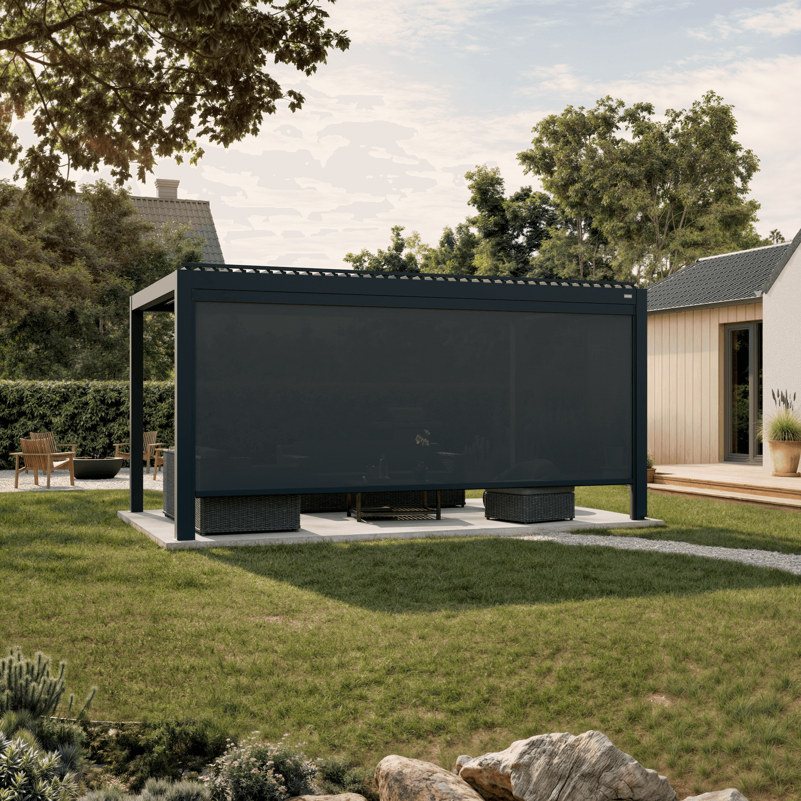 Manual retractable side screen, 16' in anthracite, on an aluminum pergola